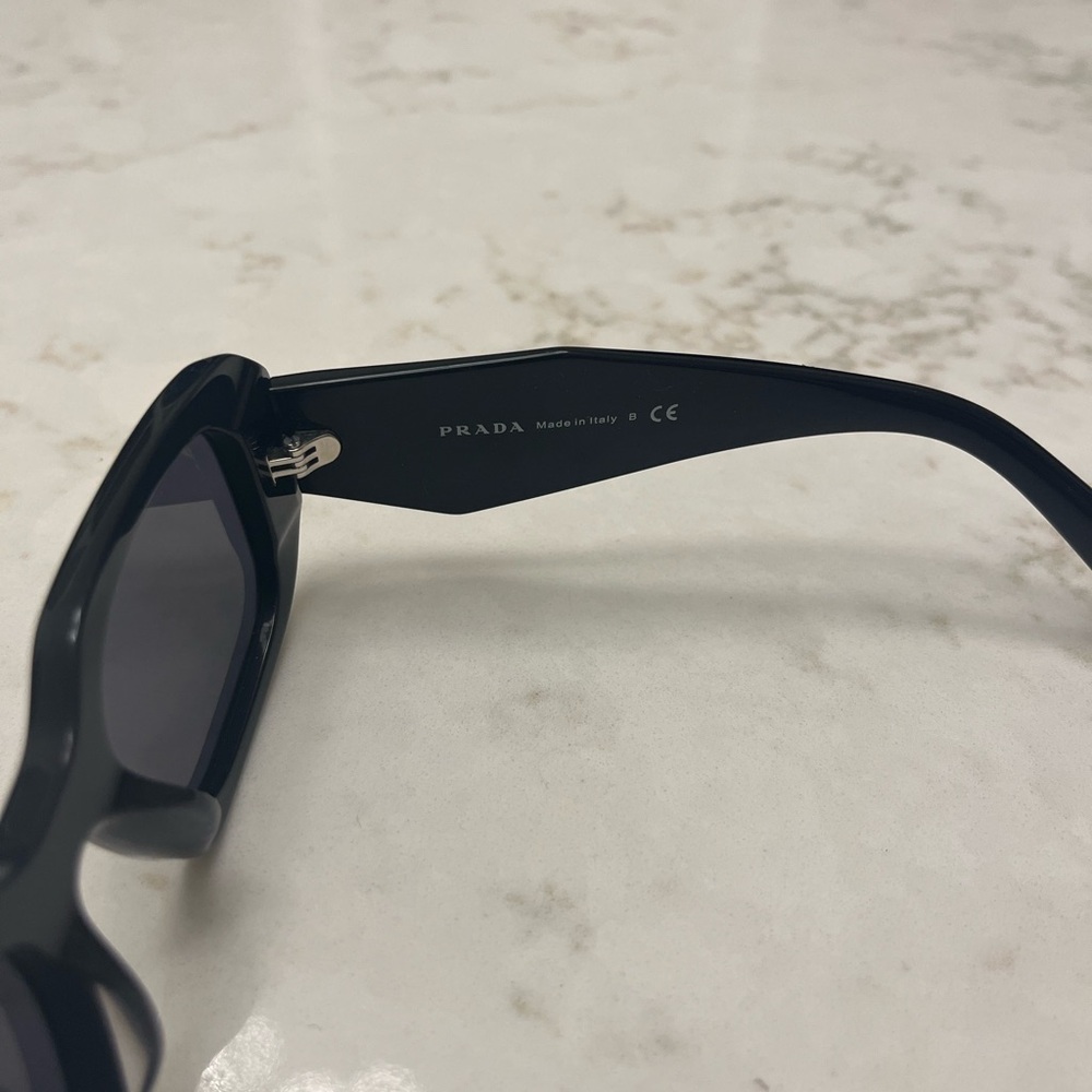 Black Women's Rectangular Sunglasses - Picture 4 of 6